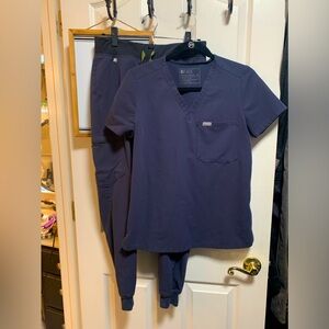 Figs scrub set in Quiet Navy Catarina XSmall Zamora joggers Small